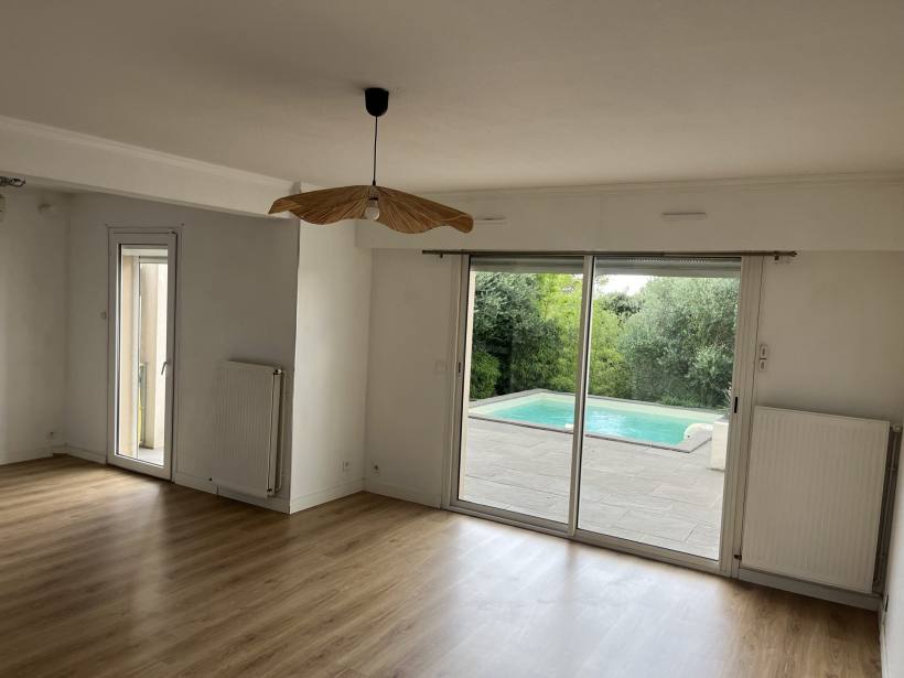 Belle maison familiale avec piscine, garage et panneaux photovoltaïques